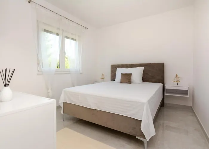 With Parking Space - Lozice, - 21759 * Vir